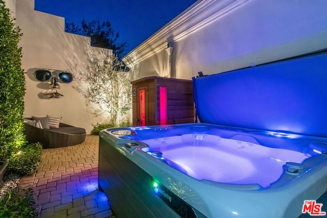 2209 Banyan Drive, Los Angeles, CA 90049