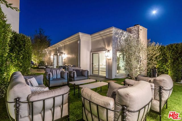 2209 Banyan Drive, Los Angeles, CA 90049