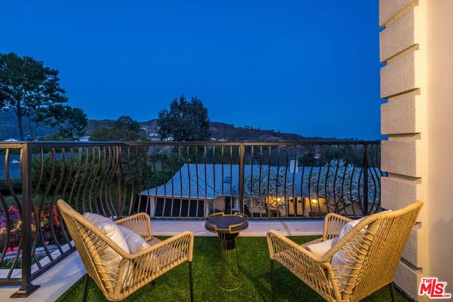 2209 Banyan Drive, Los Angeles, CA 90049