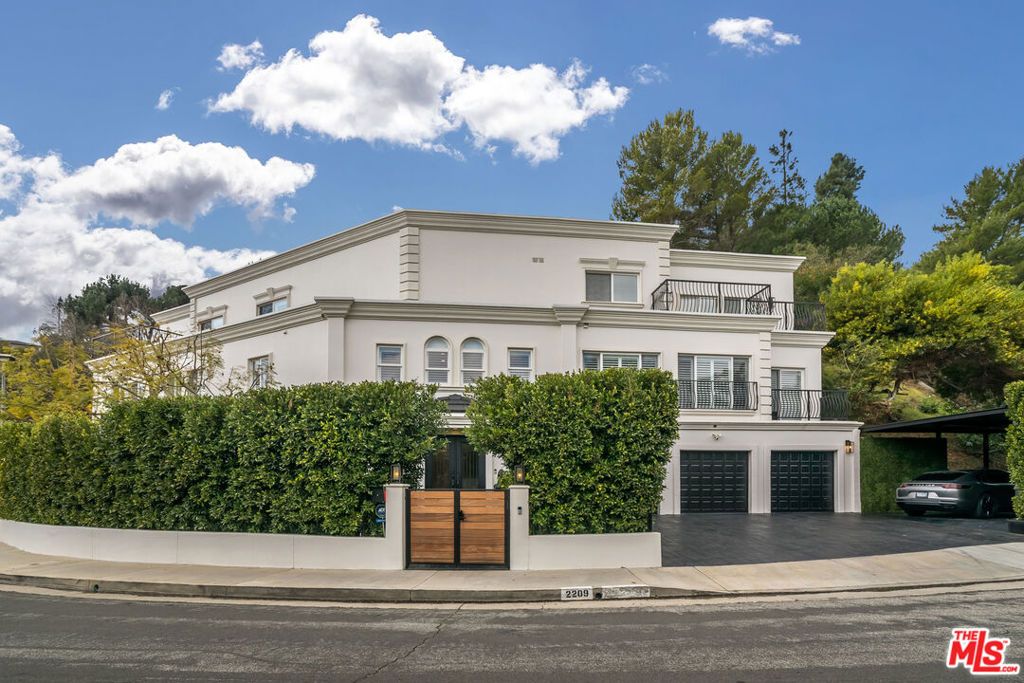 2209 Banyan Drive, Los Angeles, CA 90049