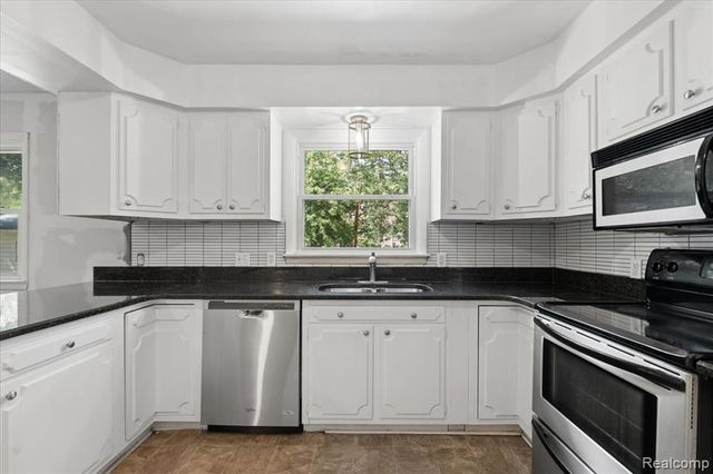 2260 S Harvey Avenue, Westland, MI 48186