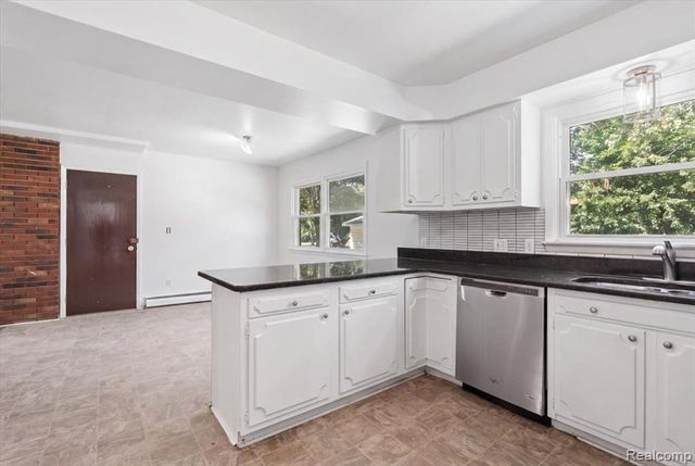 2260 S Harvey Avenue, Westland, MI 48186