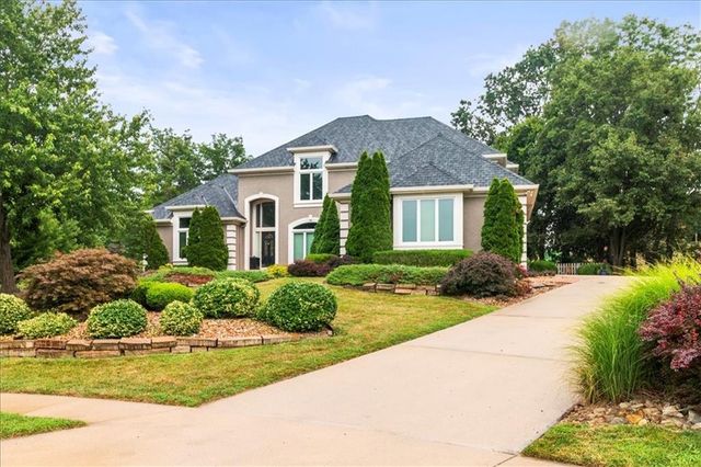 713 NE DICK HOWSER Court, Lee's Summit, MO 64064