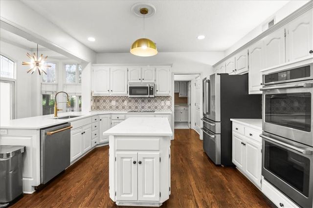 713 NE DICK HOWSER Court, Lee's Summit, MO 64064