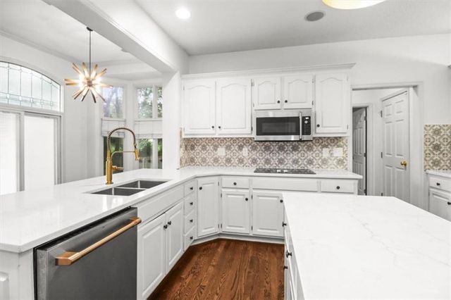 713 NE DICK HOWSER Court, Lee's Summit, MO 64064