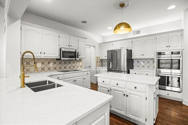713 NE DICK HOWSER Court, Lee's Summit, MO 64064