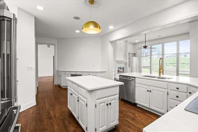 713 NE DICK HOWSER Court, Lee's Summit, MO 64064