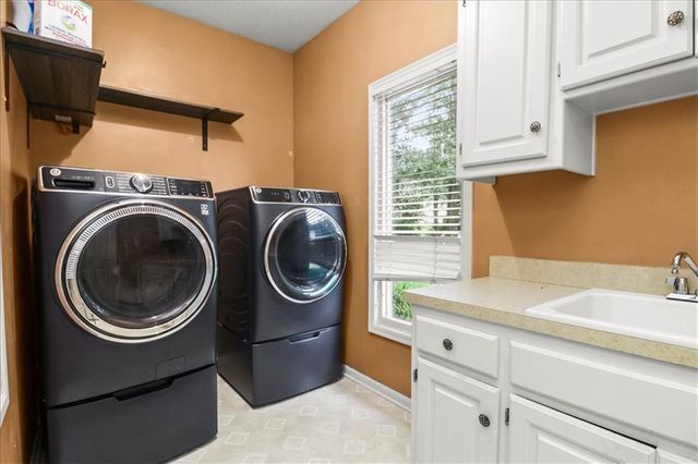 713 NE DICK HOWSER Court, Lee's Summit, MO 64064