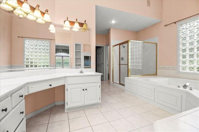 713 NE DICK HOWSER Court, Lee's Summit, MO 64064