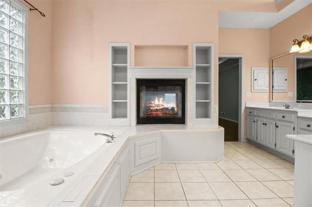 713 NE DICK HOWSER Court, Lee's Summit, MO 64064