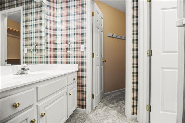 713 NE DICK HOWSER Court, Lee's Summit, MO 64064