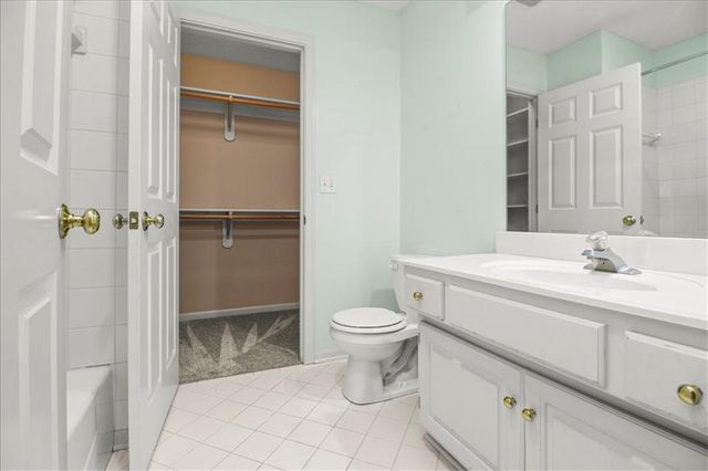 713 NE DICK HOWSER Court, Lee's Summit, MO 64064
