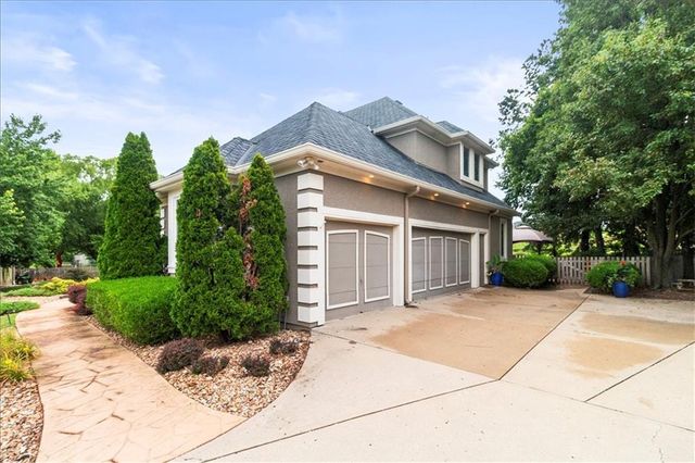 713 NE DICK HOWSER Court, Lee's Summit, MO 64064