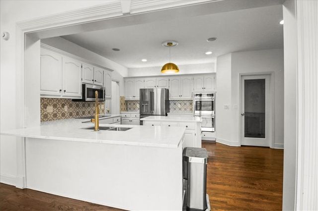 713 NE DICK HOWSER Court, Lee's Summit, MO 64064