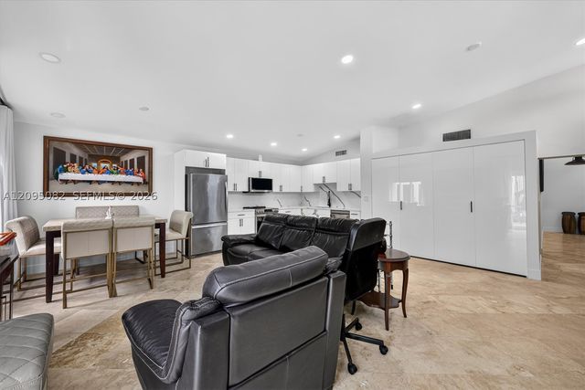 6750 SW 74th St, South Miami, FL 33143