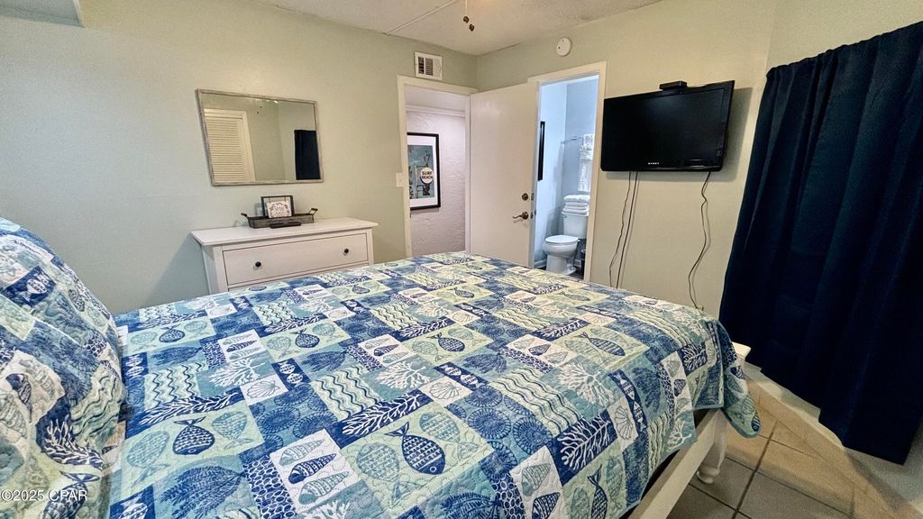 Image 5 of property listing at 8727 Thomas Drive D5, Panama City Beach, FL 32408