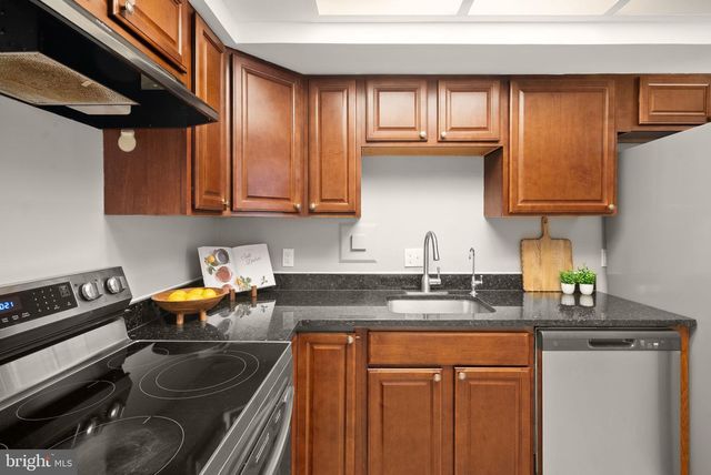 142 N COTTAGE RD, Sterling, VA 20164