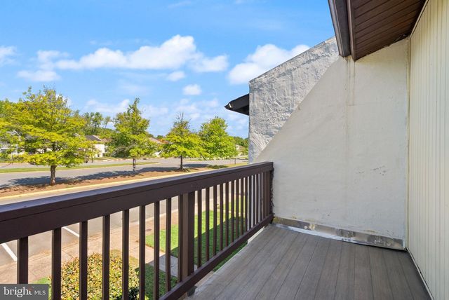 142 N COTTAGE RD, Sterling, VA 20164