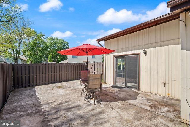 142 N COTTAGE RD, Sterling, VA 20164