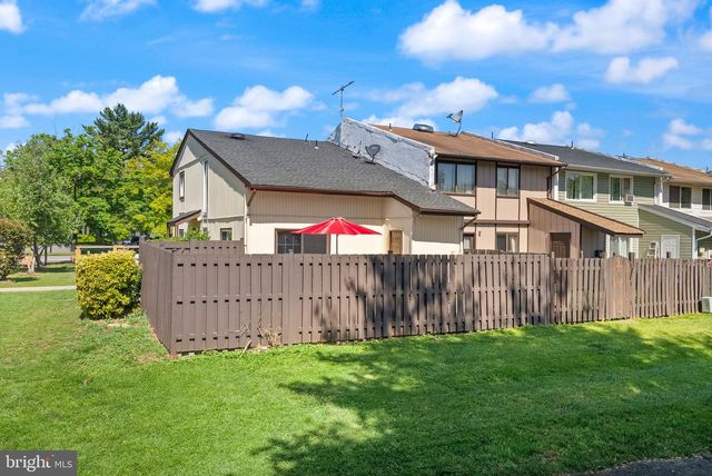 142 N COTTAGE RD, Sterling, VA 20164
