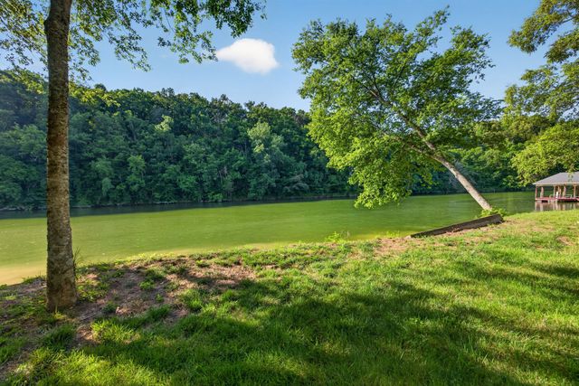 415 River Oaks Dr, Sparta, TN 38583