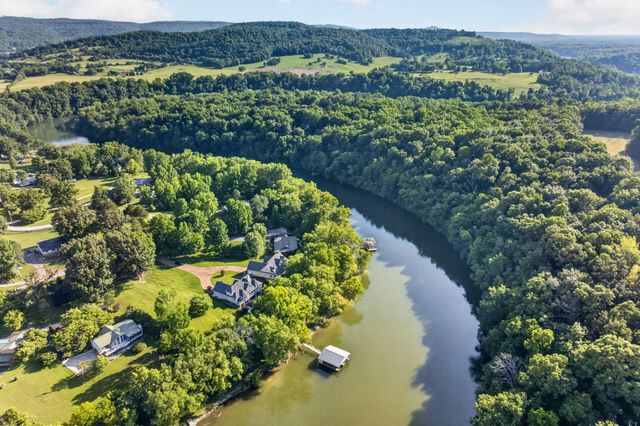 415 River Oaks Dr, Sparta, TN 38583