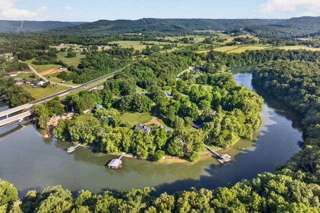 415 River Oaks Dr, Sparta, TN 38583