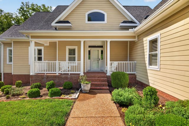 415 River Oaks Dr, Sparta, TN 38583