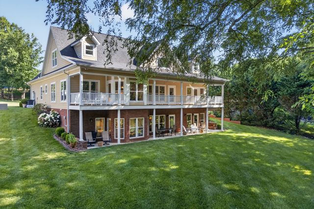 415 River Oaks Dr, Sparta, TN 38583