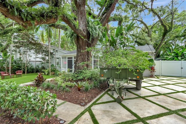 842 NW 9th Court, Miami, FL 33136