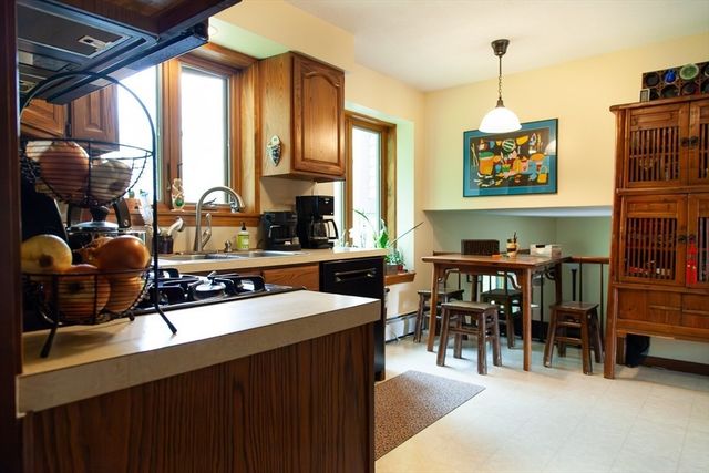 305 Strong St, Amherst, MA 01002