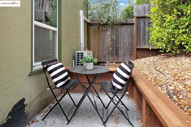 846 Mandana, Oakland, CA 94610