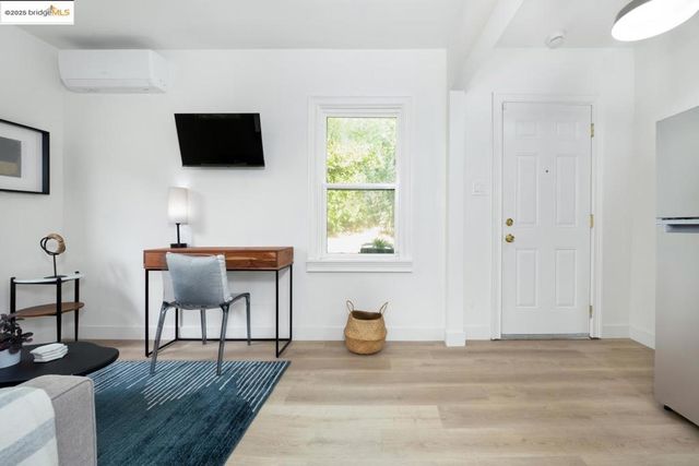 846 Mandana, Oakland, CA 94610