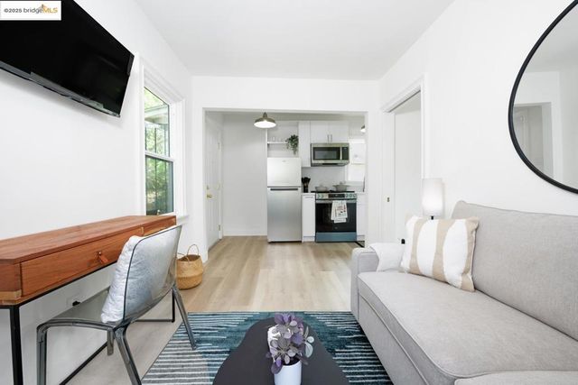 846 Mandana, Oakland, CA 94610