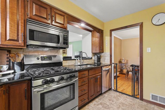 2342 S 3rd Avenue, North Riverside, IL 60546