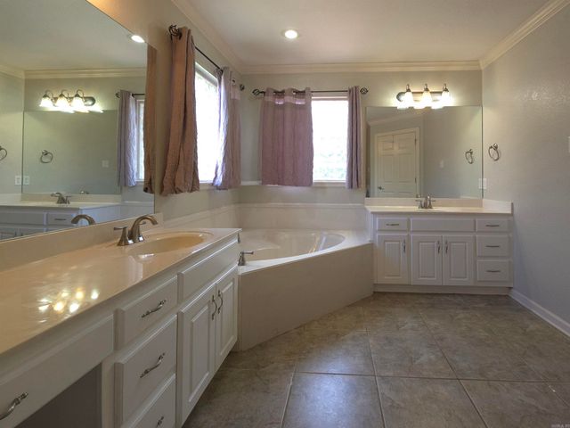 76 Lakeland Dr, Cabot, AR 72023