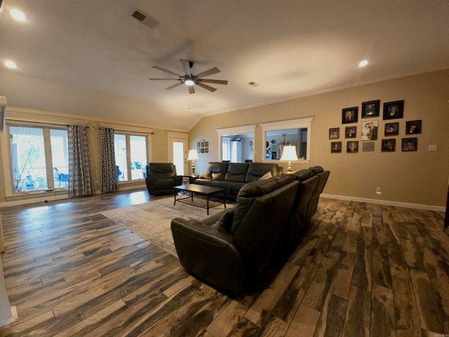 76 Lakeland Dr, Cabot, AR 72023