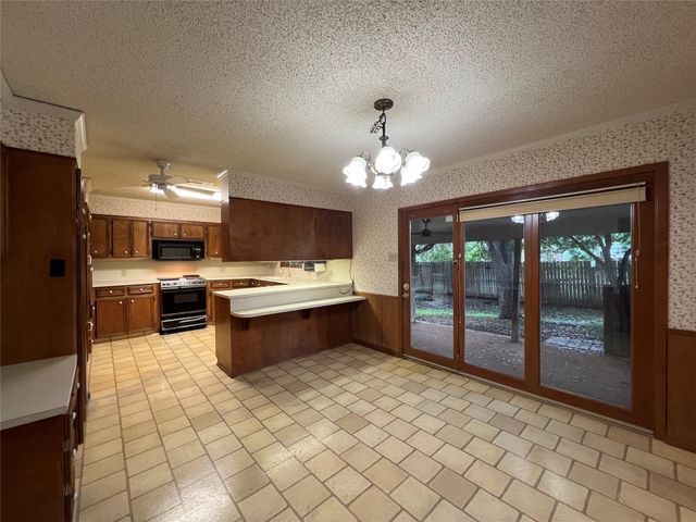 812 George ST, Taylor, TX 76574