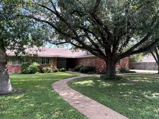 812 George ST, Taylor, TX 76574