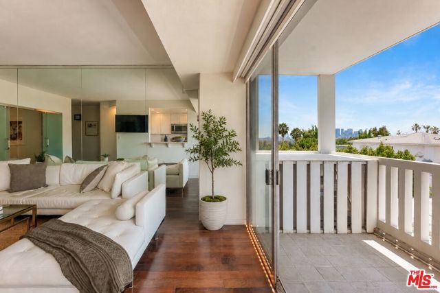 999 N Doheny Drive 211, West Hollywood, CA 90069