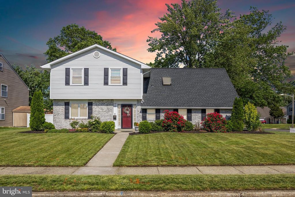 2 ERYNWOOD AVE, Marlton, NJ 08053