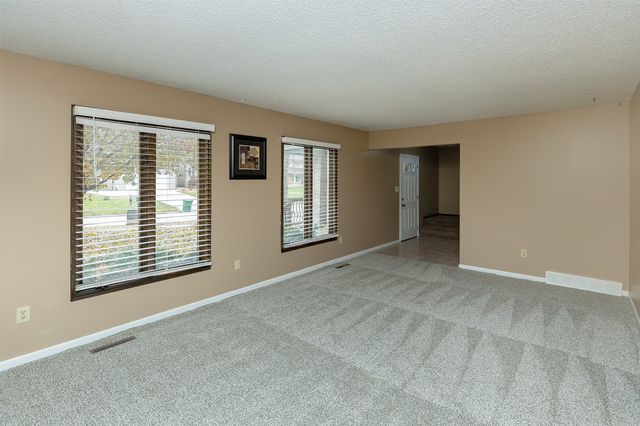 1622 NW 109th Street, Clive, IA 50325