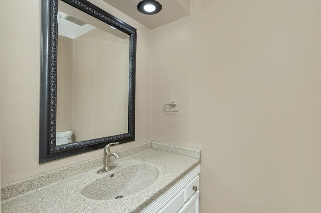 1622 NW 109th Street, Clive, IA 50325