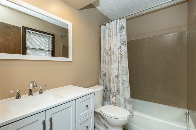 1622 NW 109th Street, Clive, IA 50325