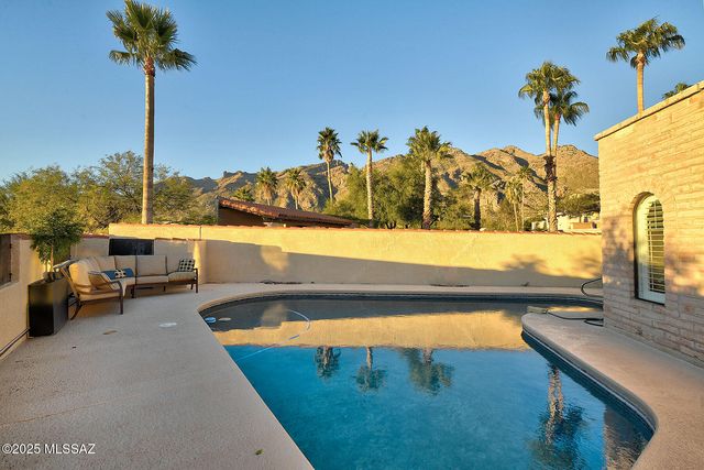 6513 N Green Briar Drive, Tucson, AZ 85718