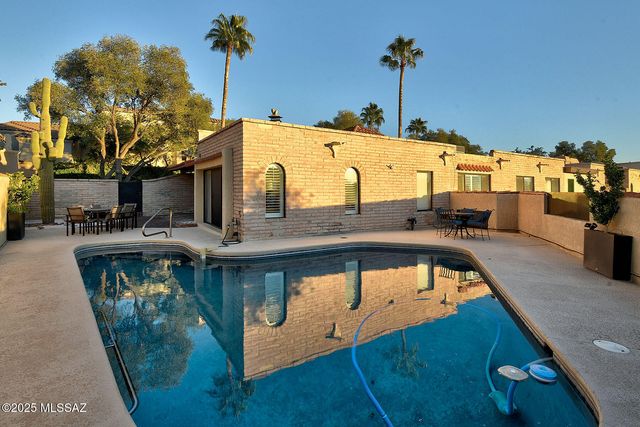 6513 N Green Briar Drive, Tucson, AZ 85718