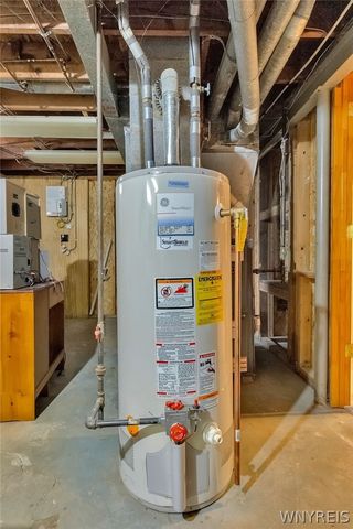 27 Castle Court, Amherst, NY 14226