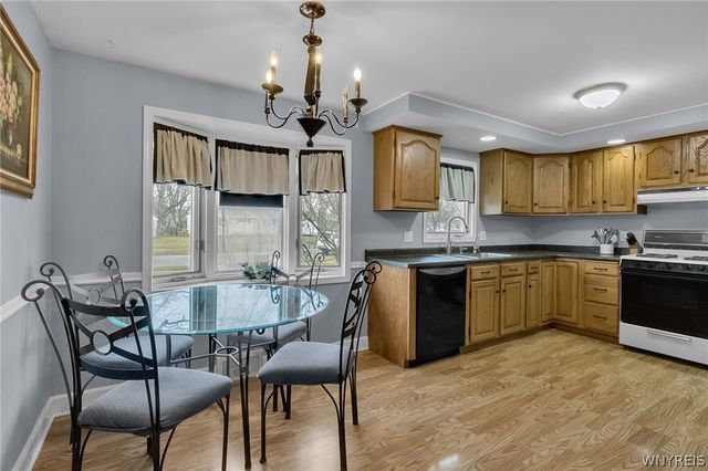 27 Castle Court, Amherst, NY 14226