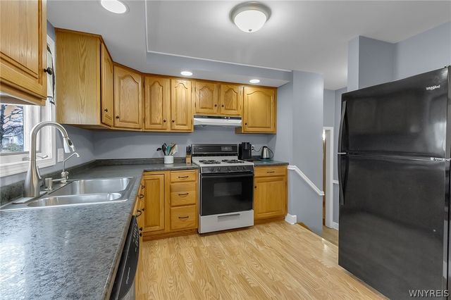 27 Castle Court, Amherst, NY 14226