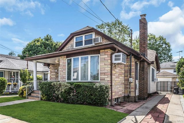 30 West Avenue, Malverne, NY 11565